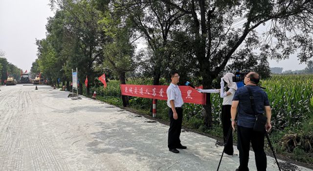 濟(jì)南電視臺(tái)到S241臨徐線進(jìn)行采訪